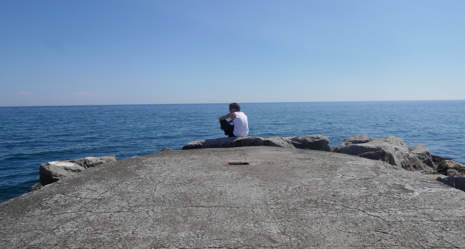 Young entrepreneur reflecting by the ocean